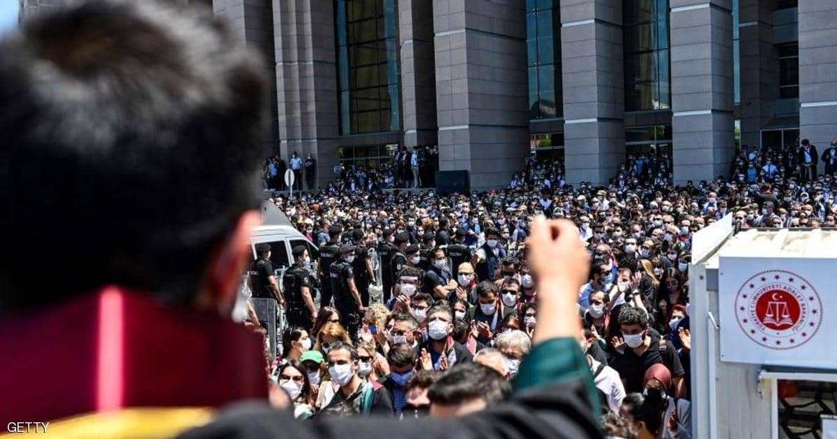آلاف المحامين الأتراك يحتجون على “خطة أردوغان”