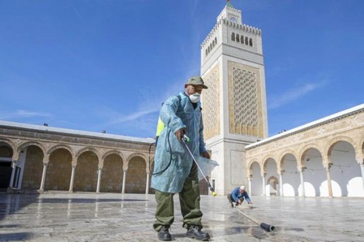 التعقيم يستهدف مئات المساجد قبل استقبال المصلين يوم الأربعاء