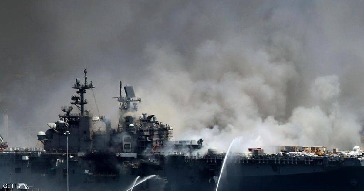 انفجار وحريق “لا ينطفئ”.. فيديو لكارثة سفينة حربية أميركية