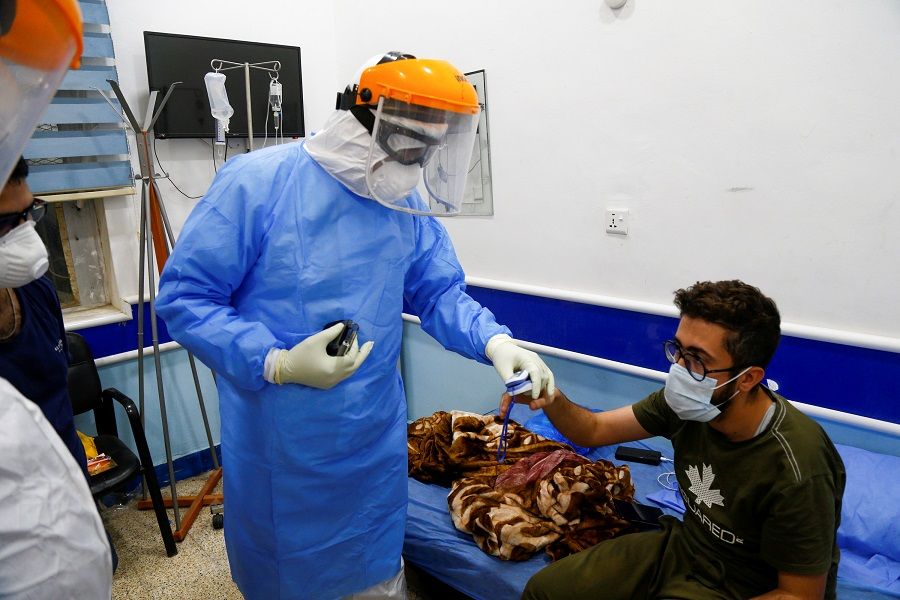بالفيديو.. طبيب عراقي يخوض معركة يومية لإنقاذ الأرواح