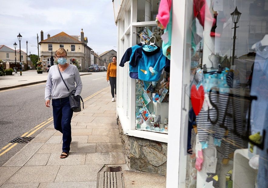 بريطانيا تتجه لفرض وضع الكمامات في كل الأماكن العامة