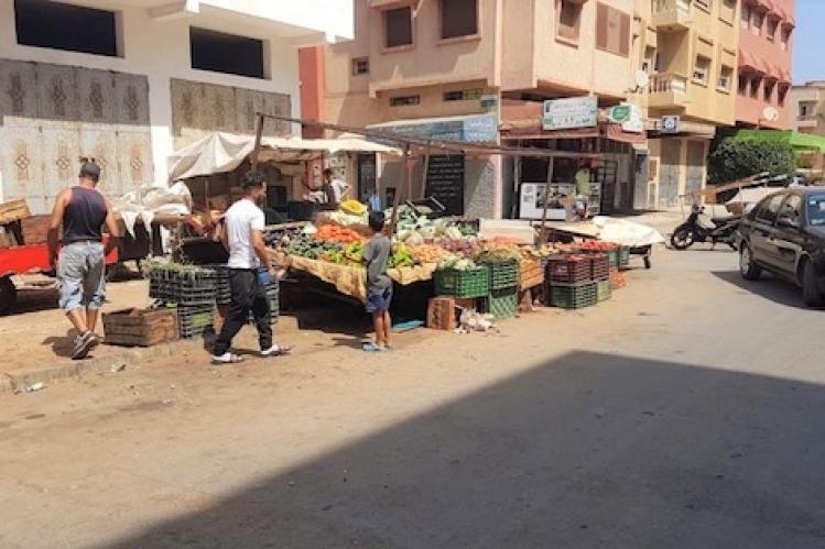 سكان حي السلام بسلا يشتكون من سوق عشوائي
