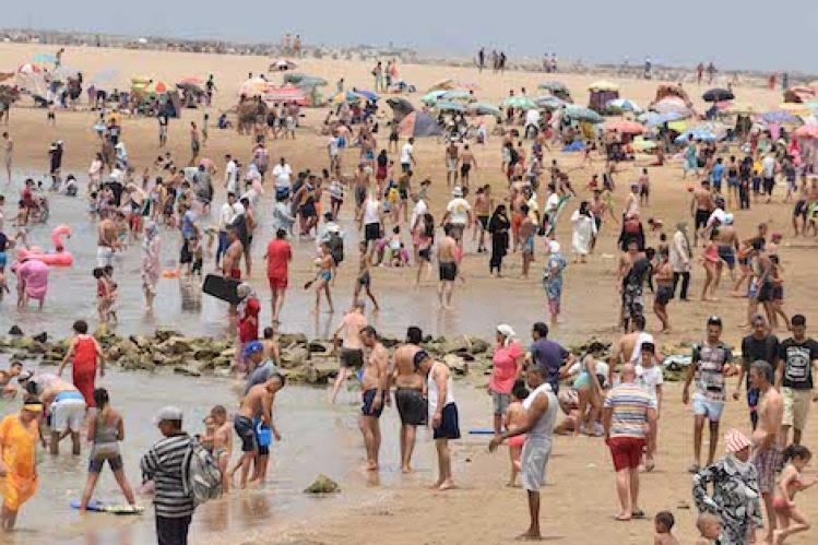 شواطئ الدار البيضاء تنذر بكارثة .. ومطالب بتفعيل “تدابير كورونا”