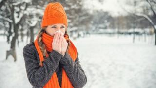 فيروس كورونا: ماذا يحمل الشتاء من أخطار صحية وهل يزيد من تفشي الوباء؟