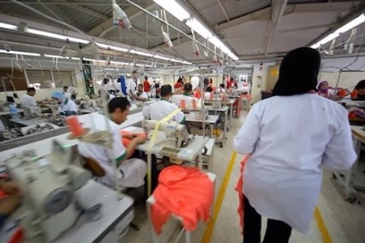 كورونا يدفع “حاملي الشّواهد” إلى طلب الشغل في مصانع النسيج