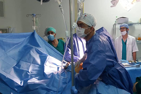 مستشفى أزرو يجري أول عملية بتقنية المنظار