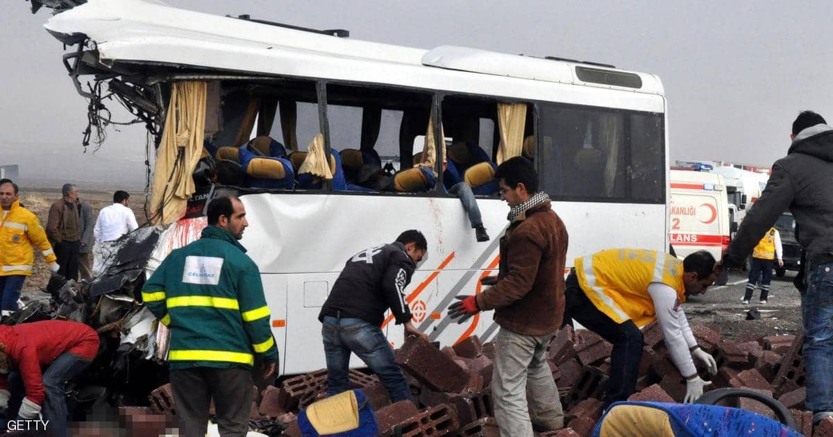 مصرع وإصابة 15 جنديا تركيا بحادث انقلاب حافلة