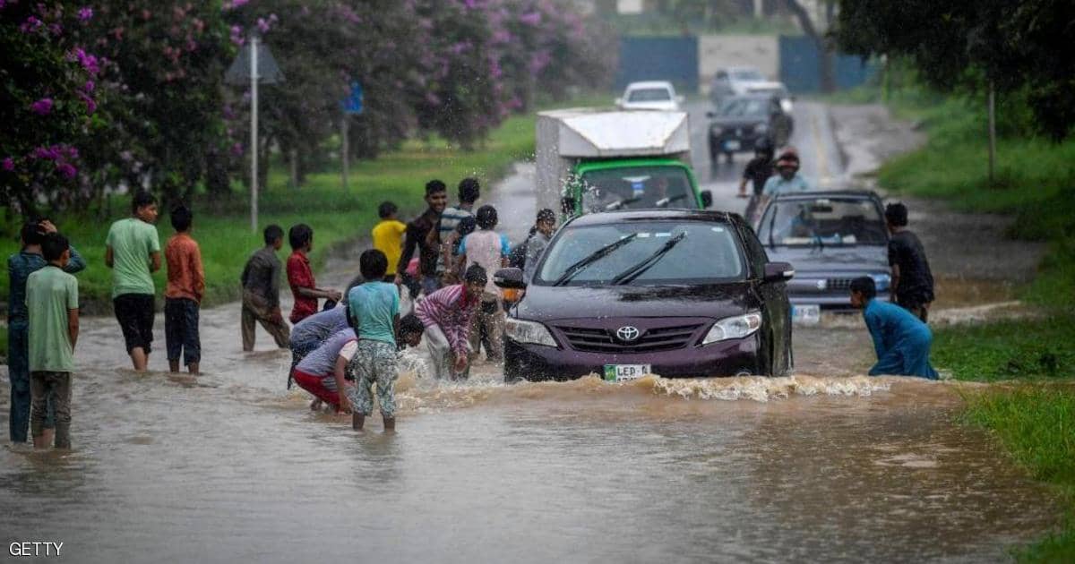 الأمطار تقتل 90 باكستانيا وتشل كراتشي