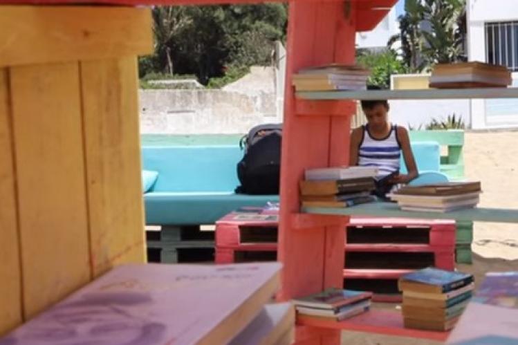 المكتبة الشاطئية .. مبادرة تقاوم “رتابة كورونا” والعزوف عن القراءة