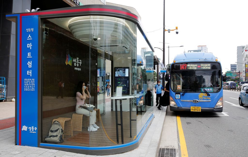 بالفيديو..محطات حافلات متقدمة تكنولوجياً لمكافحة كوفيد-19 في كوريا الجنوبية