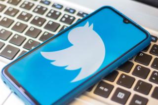 تويتر ينبه مستخدميه إلى حسابات المؤسسات الإخبارية الخاضعة لسيطرة الحكومات