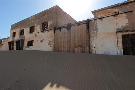 خطر زحف الرمال يتربّص بسكان “حي السقالة” في مدينة الصويرة