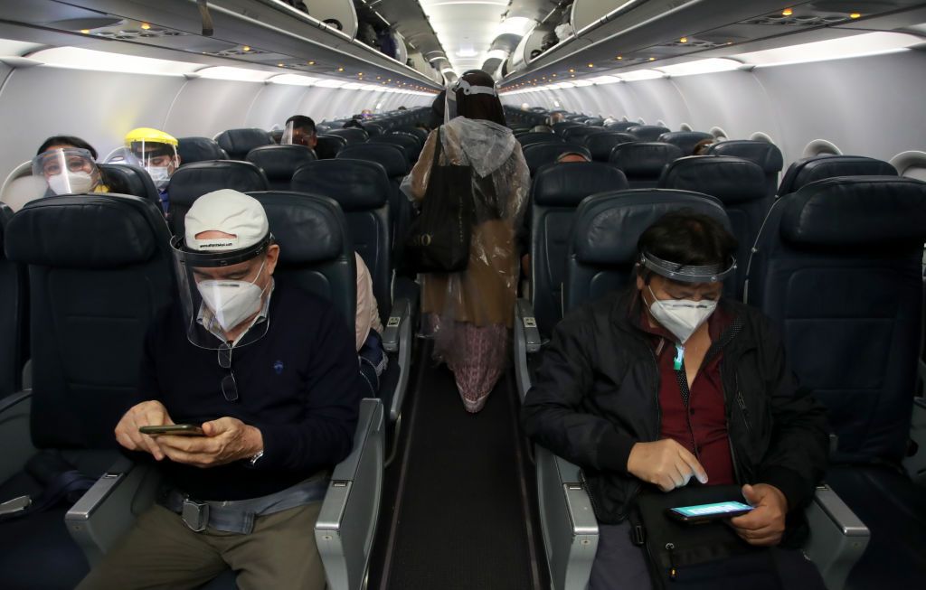 دراسة.. المقاعد الوسطى ضمن الطائرات تزيد من خطر الإصابة بـ”كورونا“