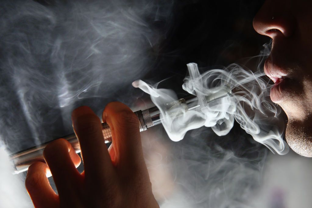 دراسة تكشف علاقة السجائر الإلكترونية بـ”كورونا“.. تأثيرها خطير!