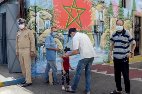 سلطات الدار البيضاء تكثف حملات توزيع الكمامات