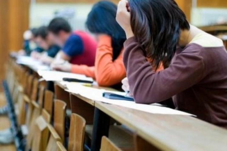 طلبة يخشون انتشار “جائحة كورونا” ويطالبون بتأجيل الامتحانات