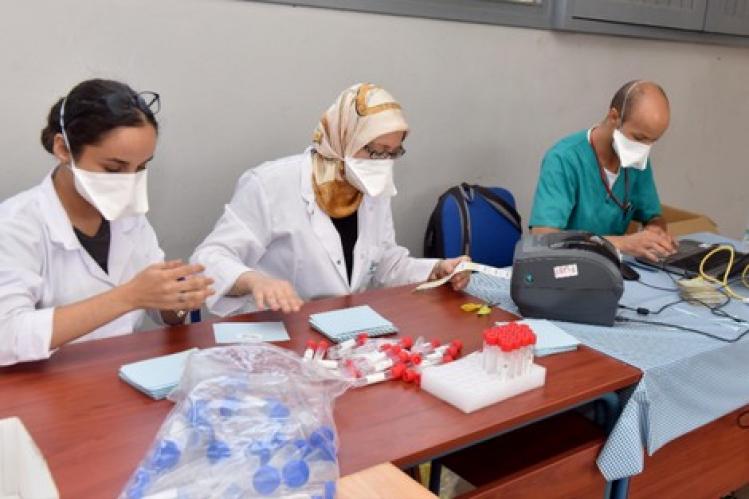 طوابير المغاربة أمام المختبرات الخاصة تبطئ اختبارات كشف كورونا
