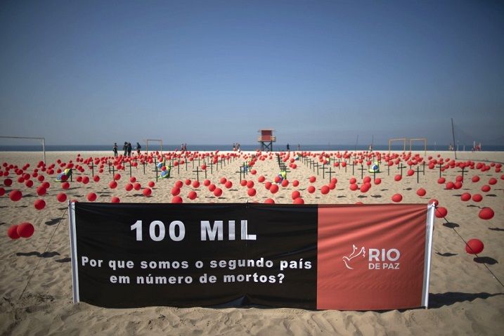 عقب تخطيها مئة ألف وفاة بكورونا.. شواطئ البرازيل تمتلئ بالبالونات