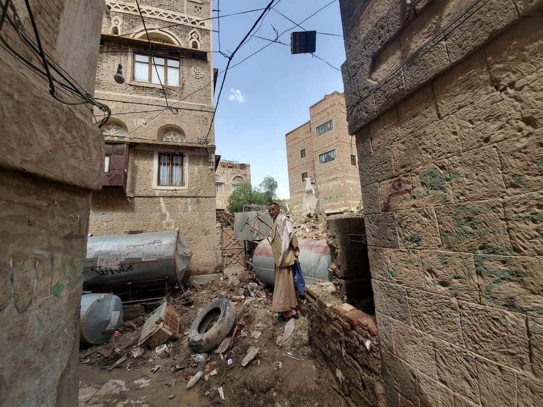 مقتنياته طمرها الركام.. انهيار منزل الشاعر اليمني البردوني