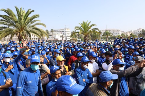 إضراب مئات عمال النظافة يهدد بإغراق الدار البيضاء في النفايات