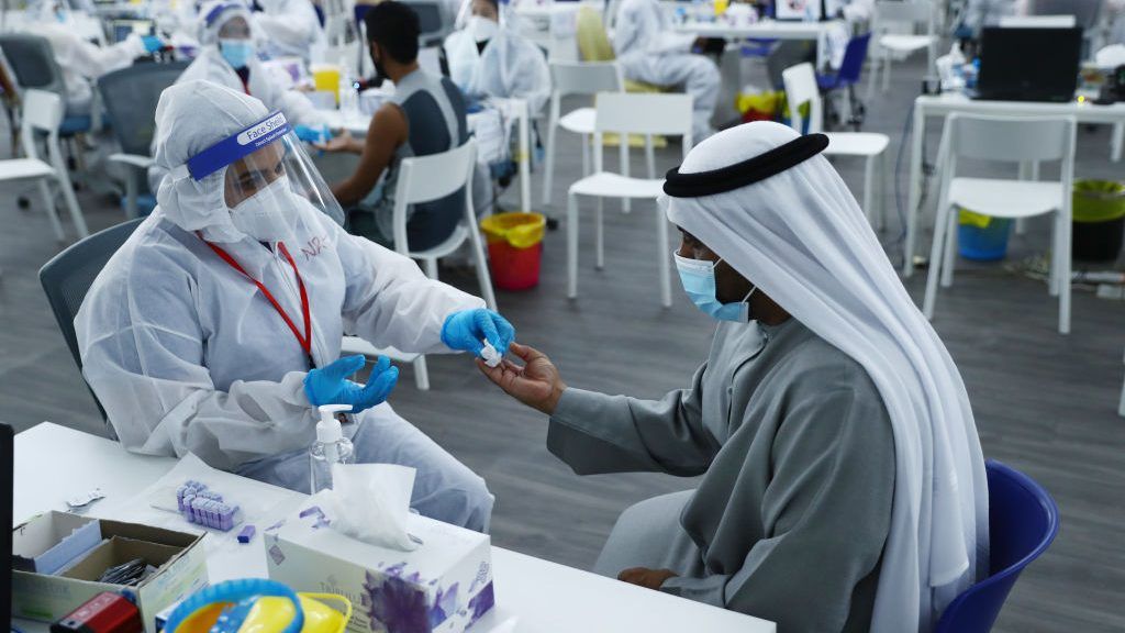 الإمارات تجيز الاستخدام الطارئ للقاح كوفيد-19 لأفراد خط الدفاع الأول