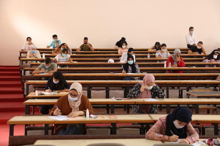 الجامعات تخوض الامتحانات بمخاوف اختلاط الطلاب وتفشي الوباء