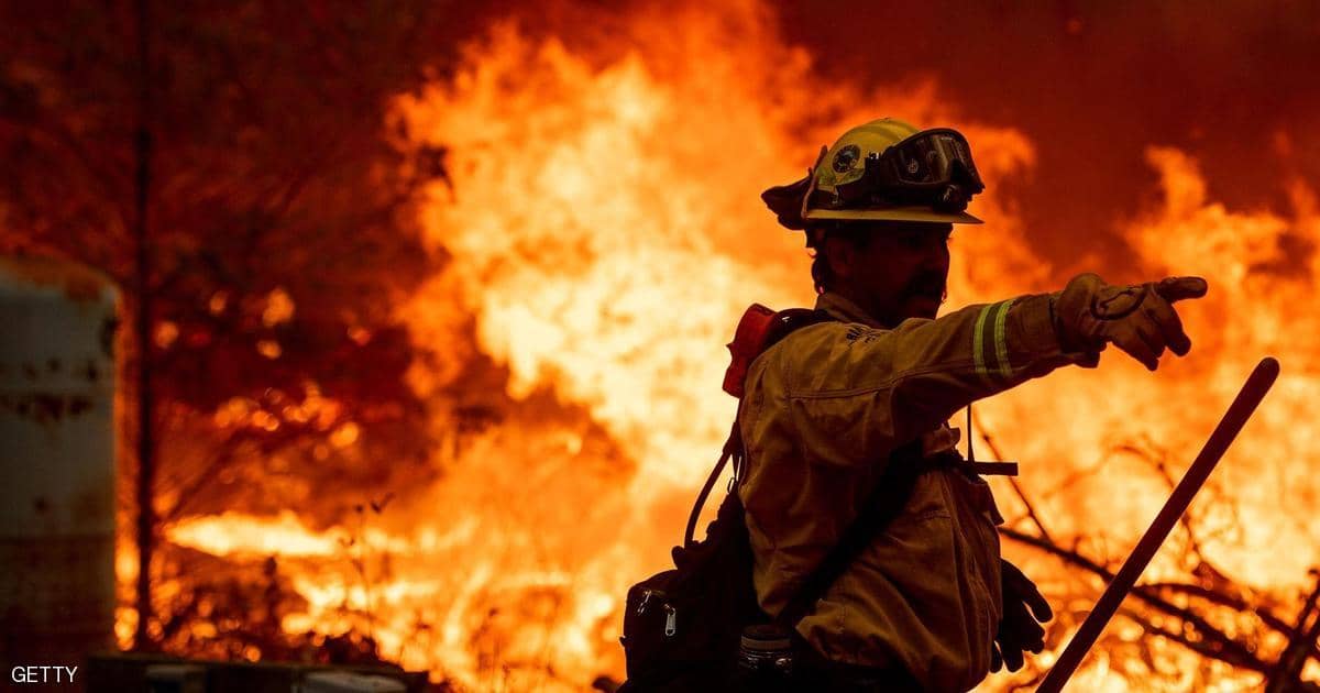 الحرائق تخلي مئات المنازل في ولاية كاليفورنيا الأميركية