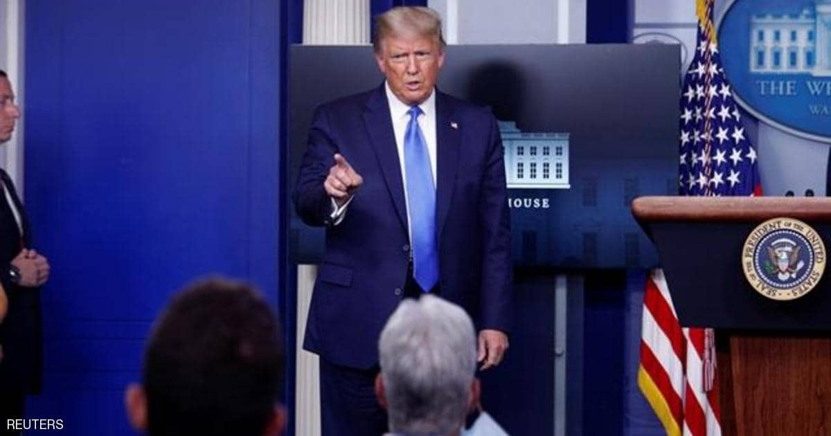 بالفيديو.. ترامب يغادر مؤتمرا صحفيا بسبب “اتصال طارئ”