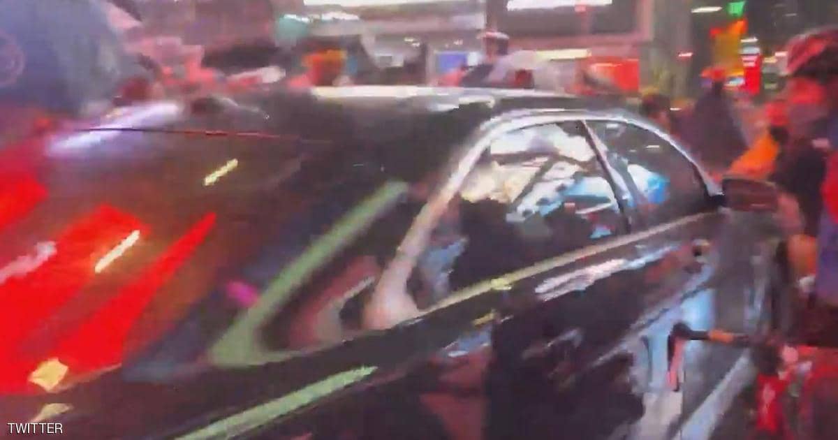 بالفيديو.. سيارة تقتحم احتجاجات “حقوق السود” وسط نيويورك
