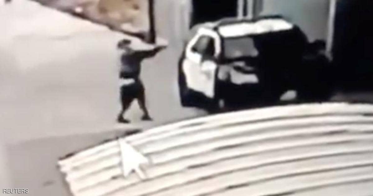 بالفيديو.. مسلح يطلق النار على رجلي شرطة بلوس أنجلوس