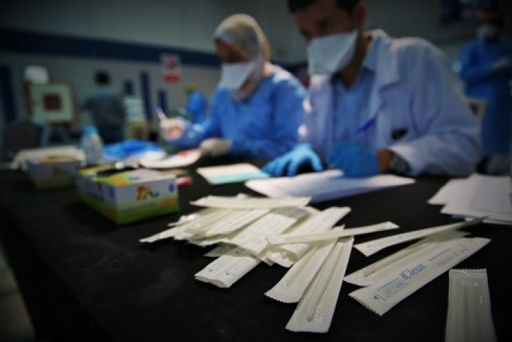 خبراء يشيدون بتعميم إجراء فحوص “كورونا” على مختبرات خاصة