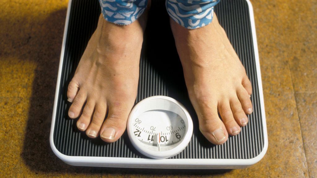 رغم اتباع حمية غذائية.. 3 أسباب تزيد من الوزن!