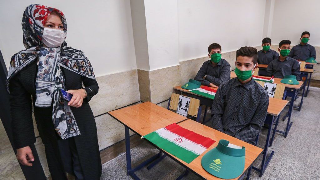 رغم الانتقادات الحادة.. روحاني يقرر عودة الطلاب للمدارس بإيران رغم تفشي كوفيد-19