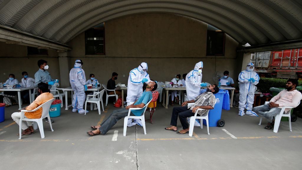 عدد الإصابات بفيروس كورونا المستجدّ في الهند يتخطّى 5 ملايين إصابة