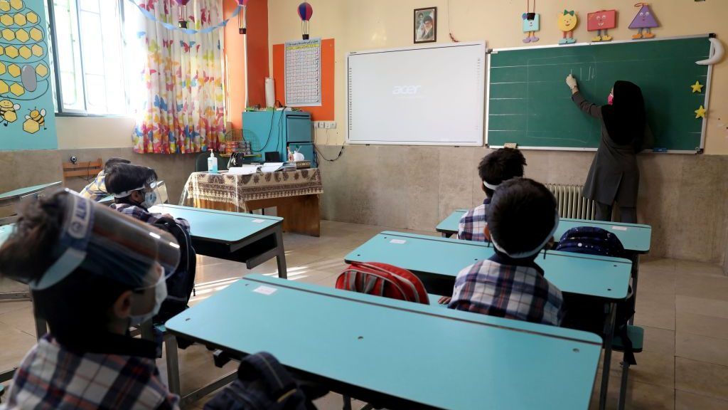 في ظل زيادة تفشي كورونا في إيران.. معظم موظفي المدارس لا يكشفون عن إصابتهم بالفيروس