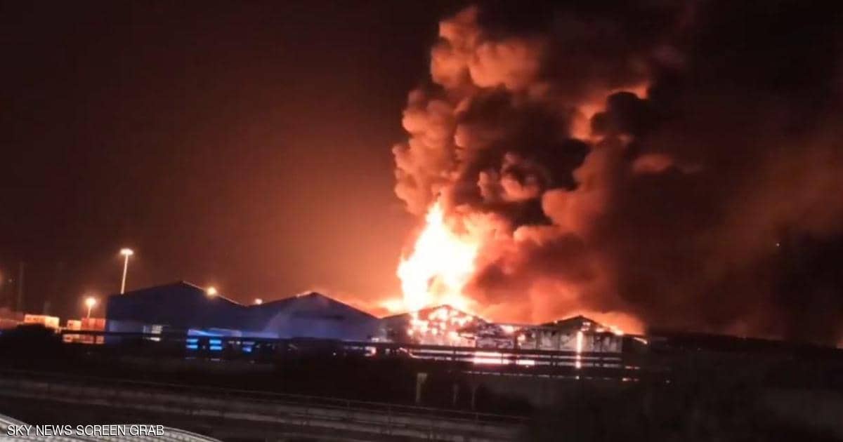 فيدو يرصد حريقا ضخما في مرفأ إيطالي بعد سلسلة انفجارات