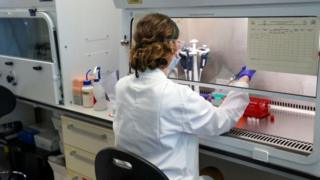 فيروس كورونا: استئناف تجارب لقاح أسترازينيكا-أكسفورد بعد توقف مؤقت بسبب مرض أحد المتطوعين