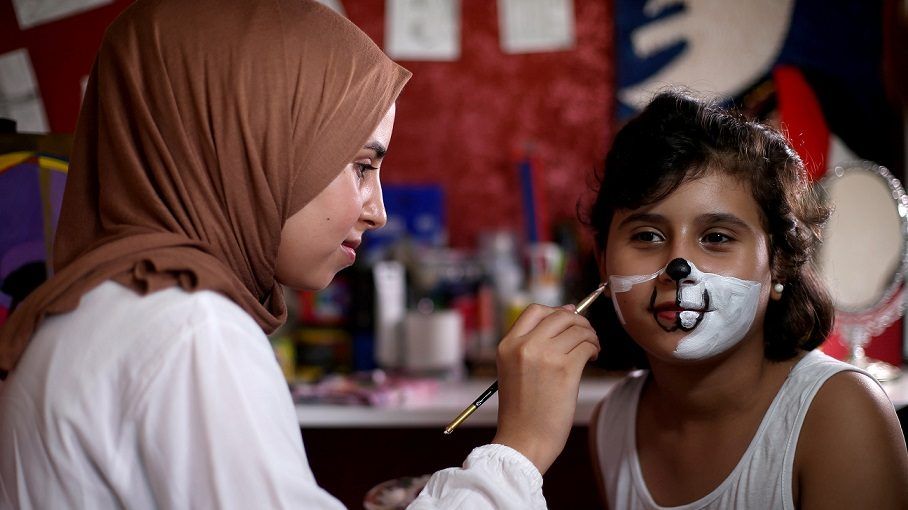 كمامات على وجوه الأطفال للتوعية من كورونا في غزة