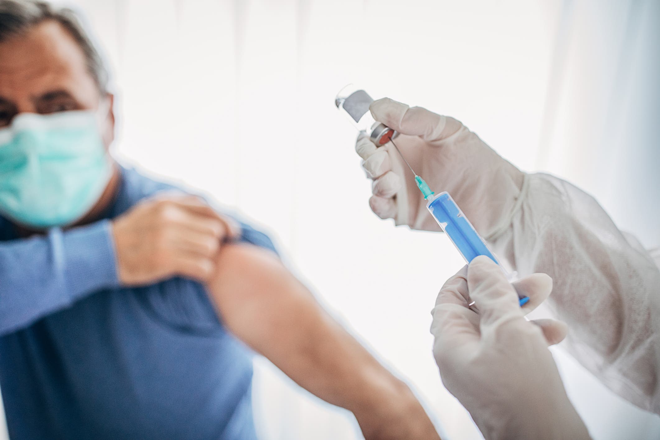 نكسة للقاح الأبرز.. مرض عرضي لمشارك بالمرحلة الأخيرة