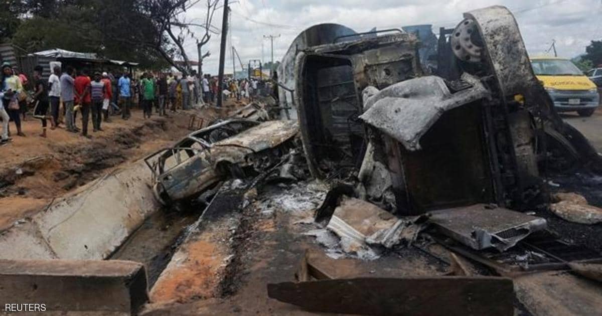 نيجيريا.. فيديو لانقلاب شاحنة محملة بالوقود يودي بحياة 23