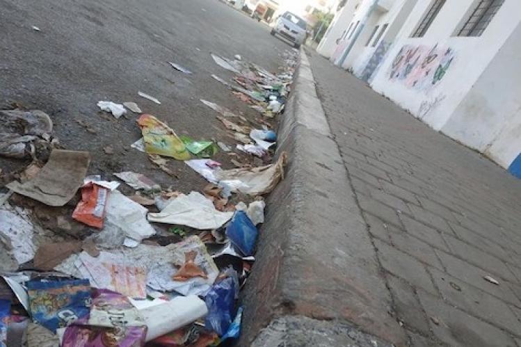 أحياء مدينة “الدروة” تغرق في “فوضى النفايات”
