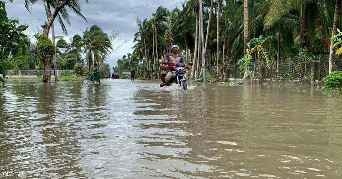 إعصار قوي يجتاح الفلبين ويشرد الآلاف