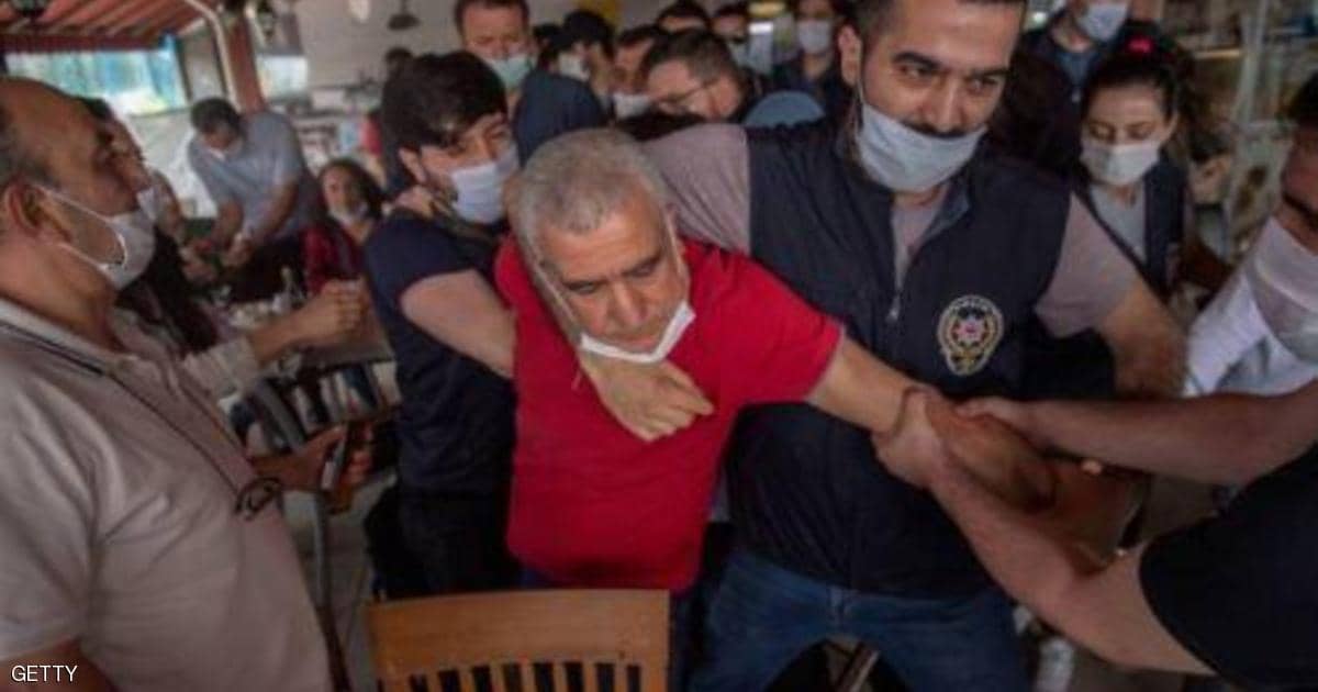 السلطات التركية تعتقل 19 كرديا من بينهم مسؤولان