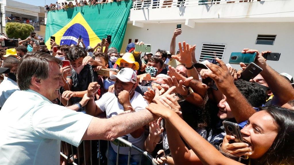 بالفيديو.. رئيس البرازيل يركب دراجة نارية ويحيي أنصاره دون ارتداء كمامة