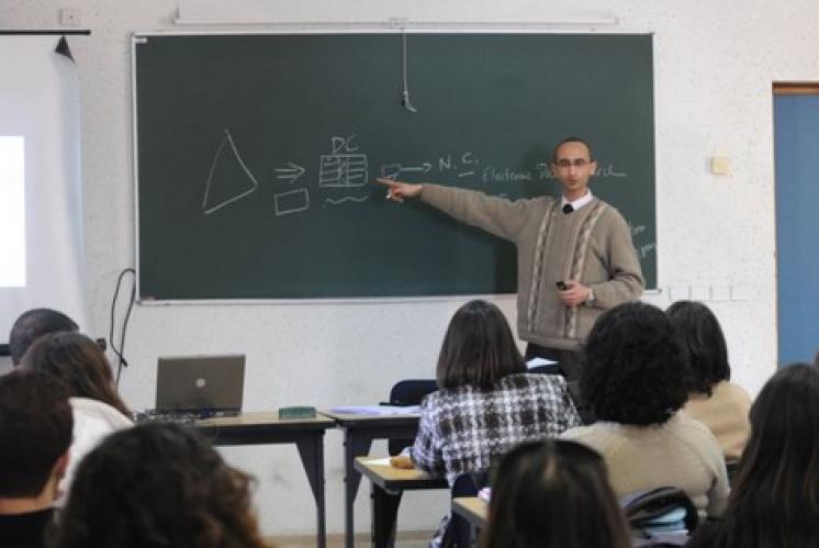 جامعي مغربي يقترح التعددية اللغوية لإنهاء “الاحتكار الكولونيالي”