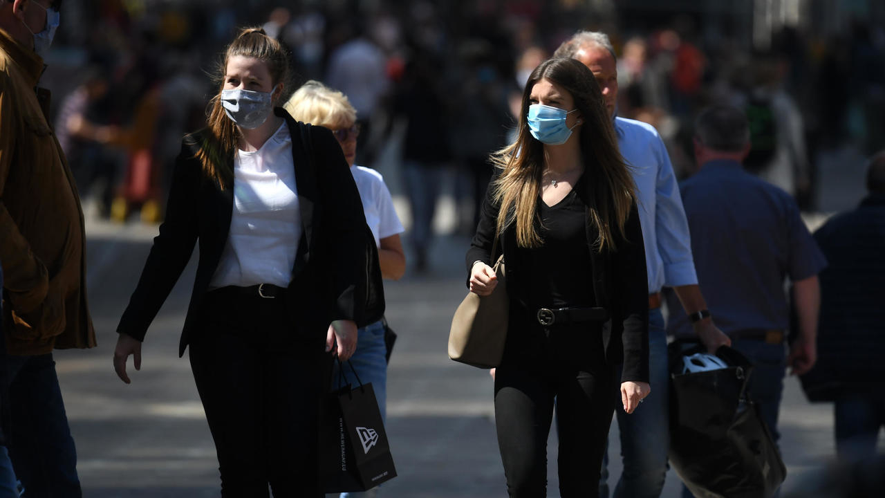 دولة أوروبية تُعيد فرض إغلاق عام لاحتواء جائحة كورونا
