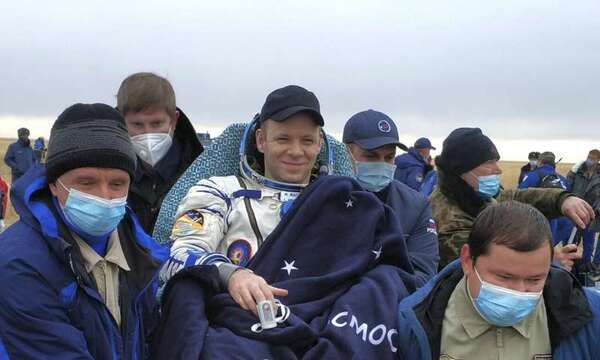 عودة ثلاثة رواد فضاء من محطة الفضاء الدولية بنجاح