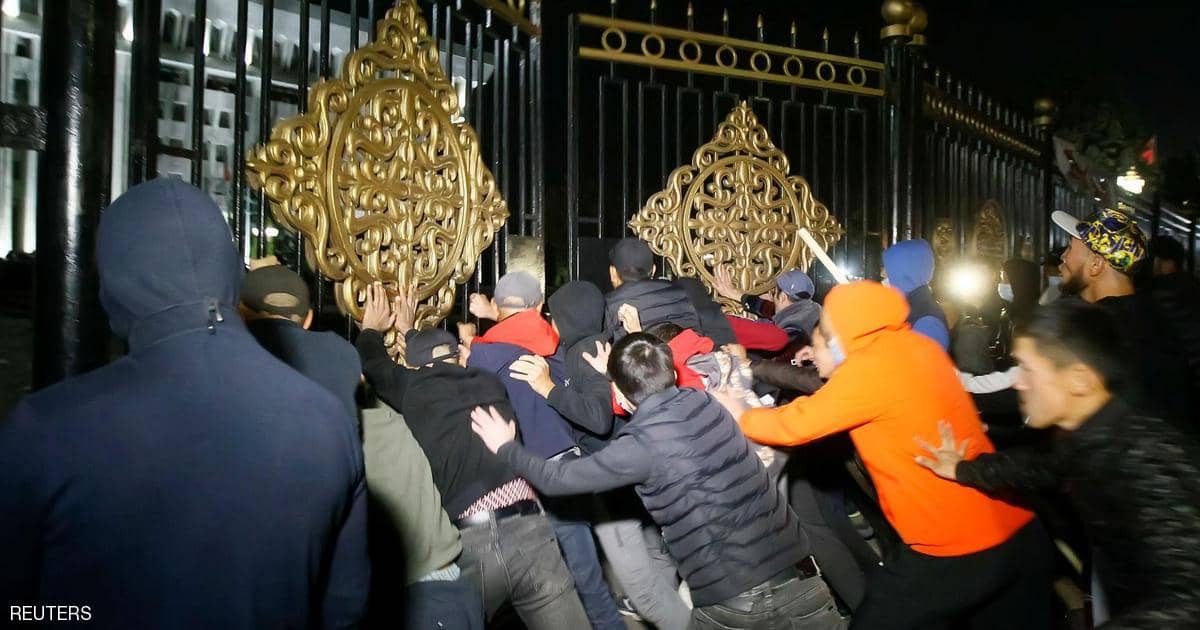 متظاهرون يحرّرون رئيس قرغيزستان السابق أتامباييف من سجنه