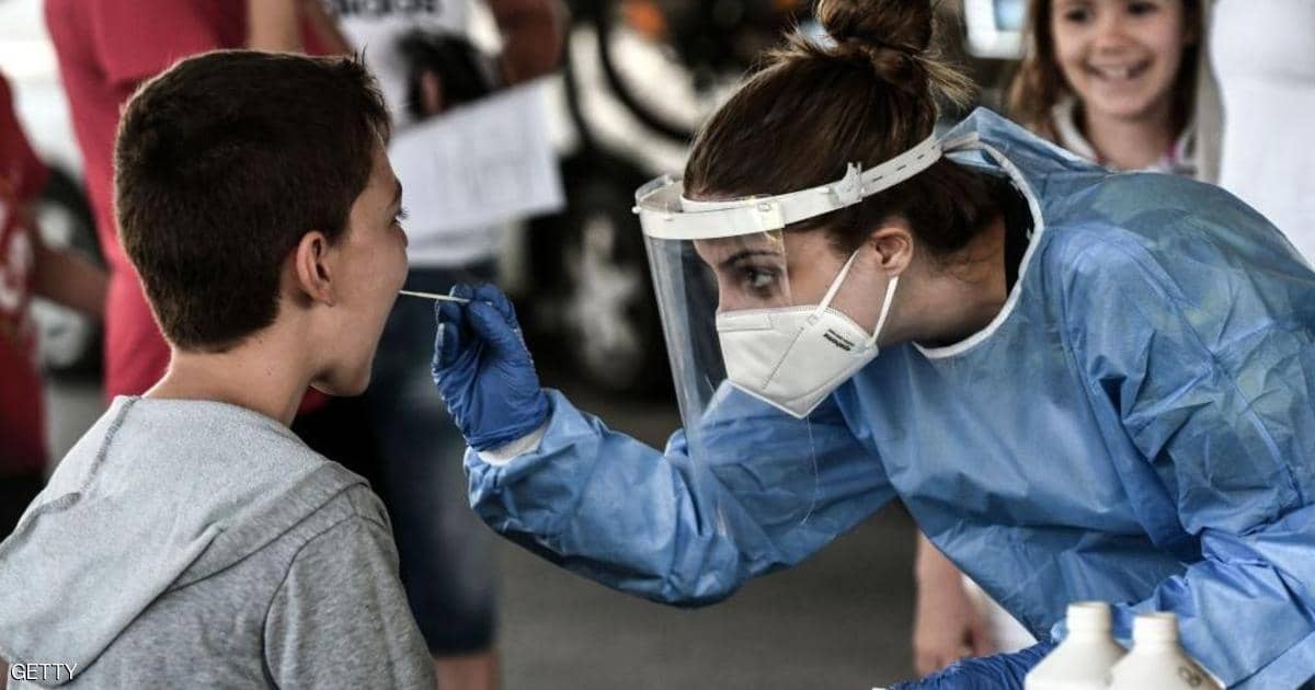ارتفاع إصابات كورونا يدفع اليونان للسيطرة على عيادتين بالقوة