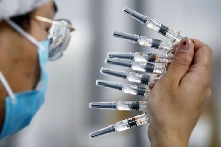 المغرب يُجرب “ترويض كورونا”.. والأطباء يتجندون لإنجاح التطعيم